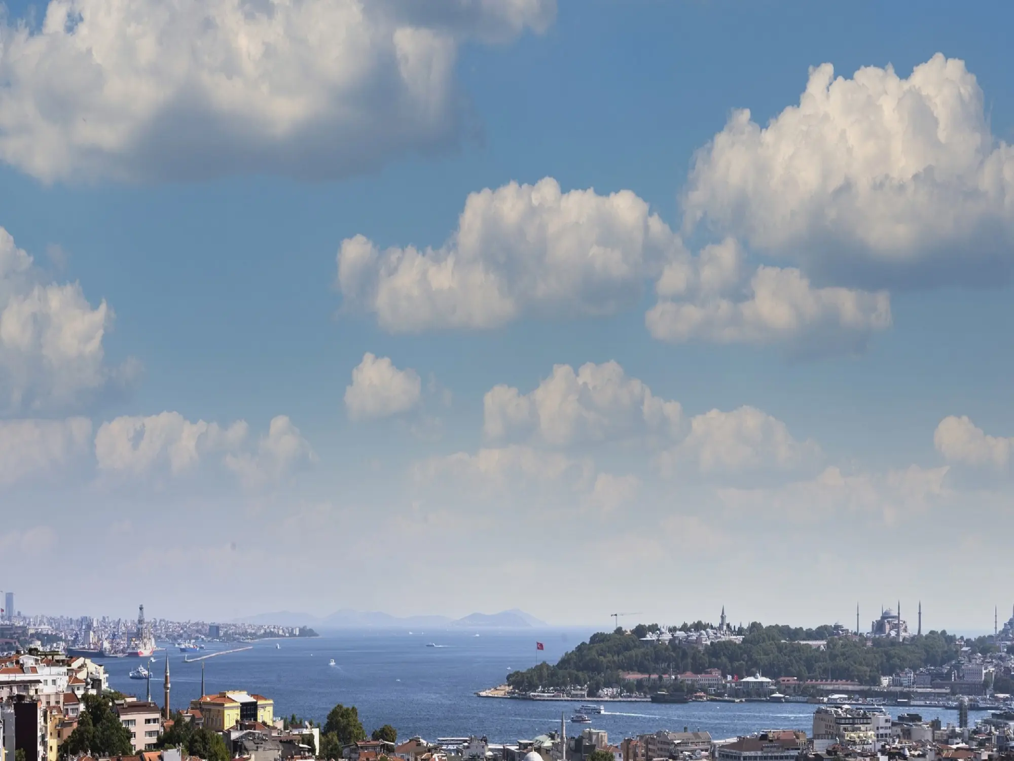 Litera'nın çatısında İstanbul'un lezzetlerini keşfedin. 
