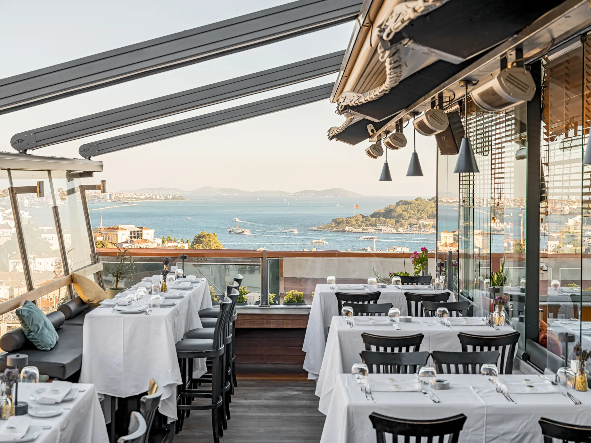 The perfect harmony of flavour and view meets at Litera.